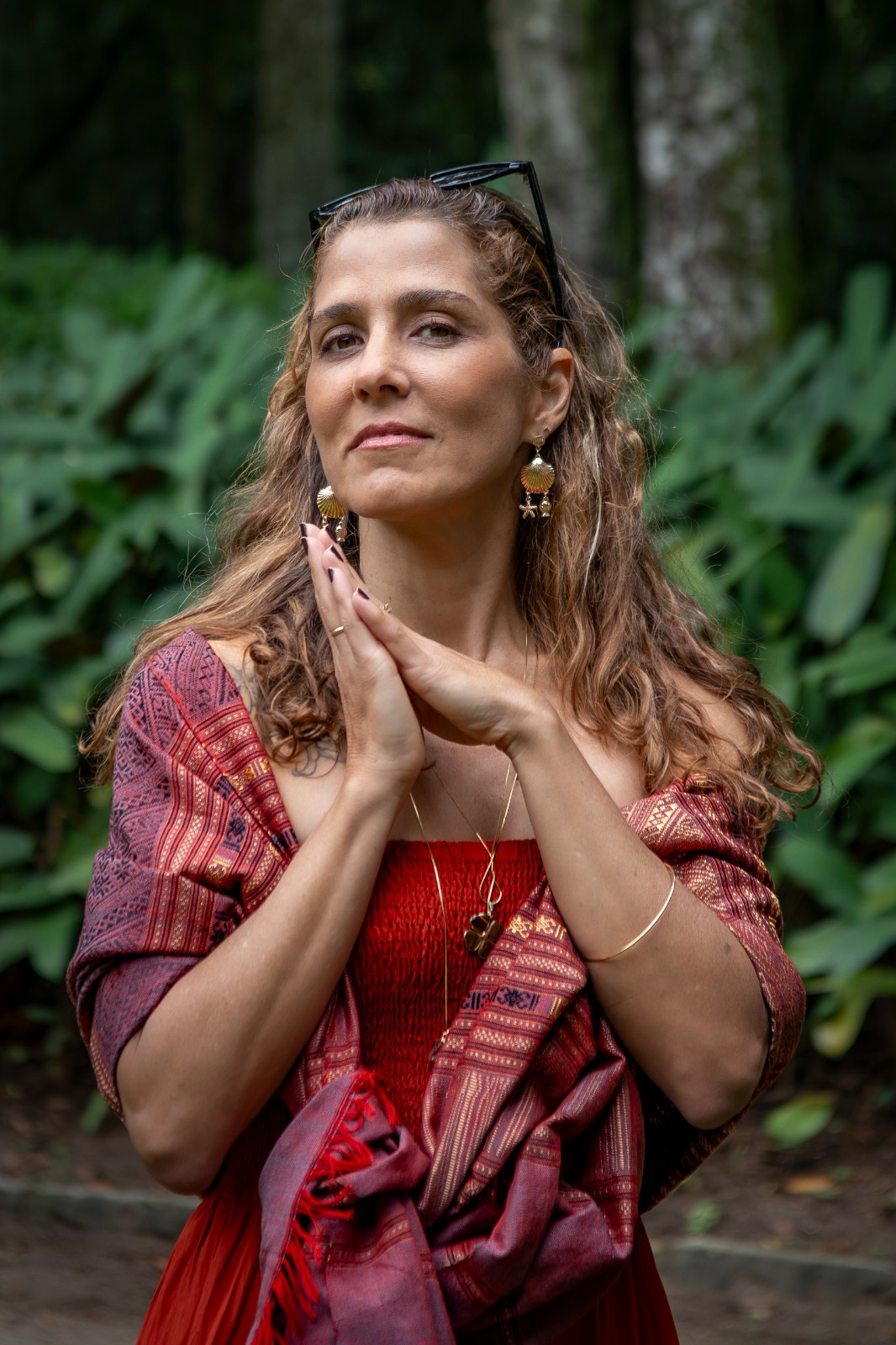 Ligia Kuntz Moura com as mãos unidas