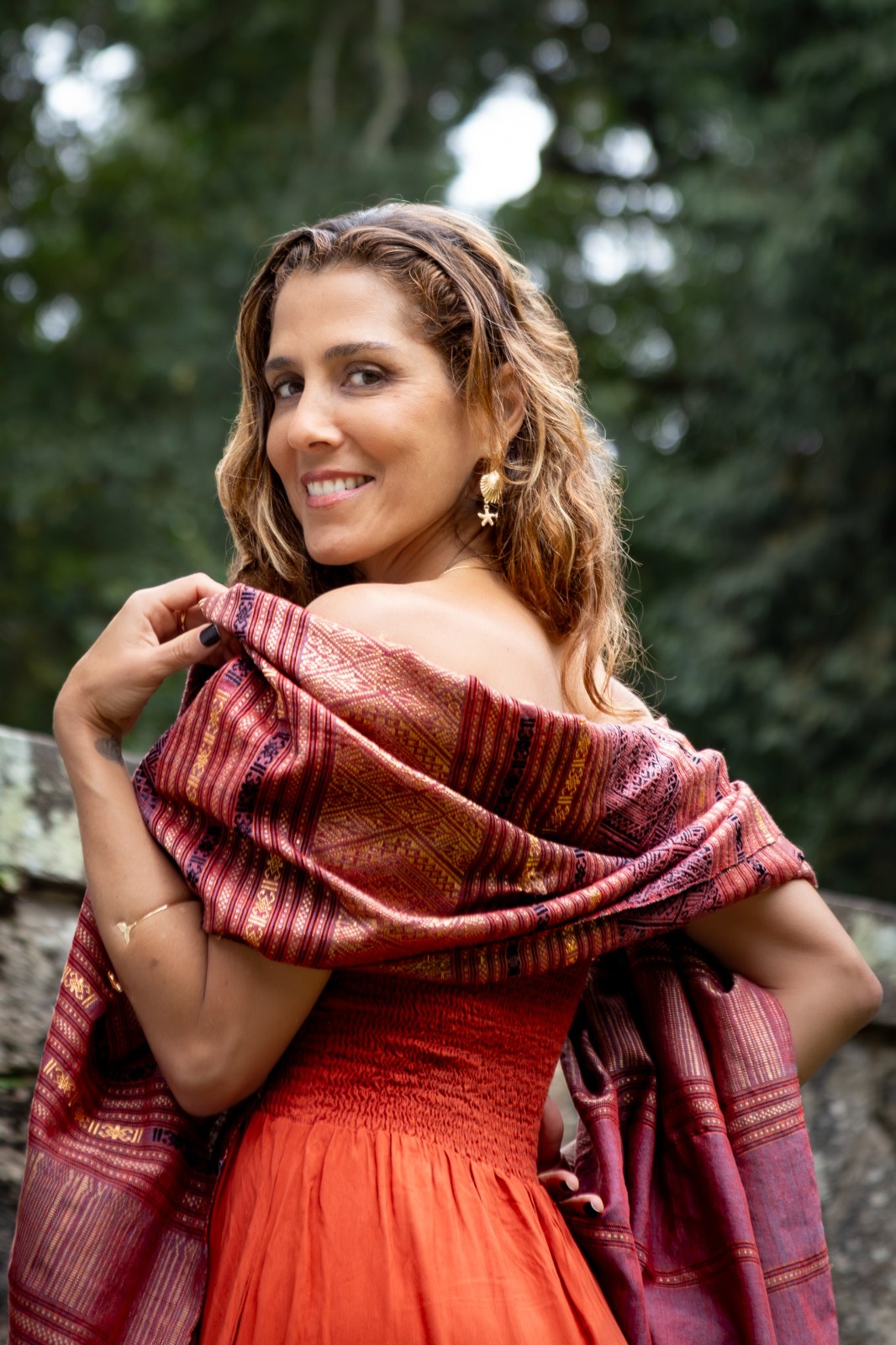 Ligia Kuntz Moura sorrindo, com xale bordado