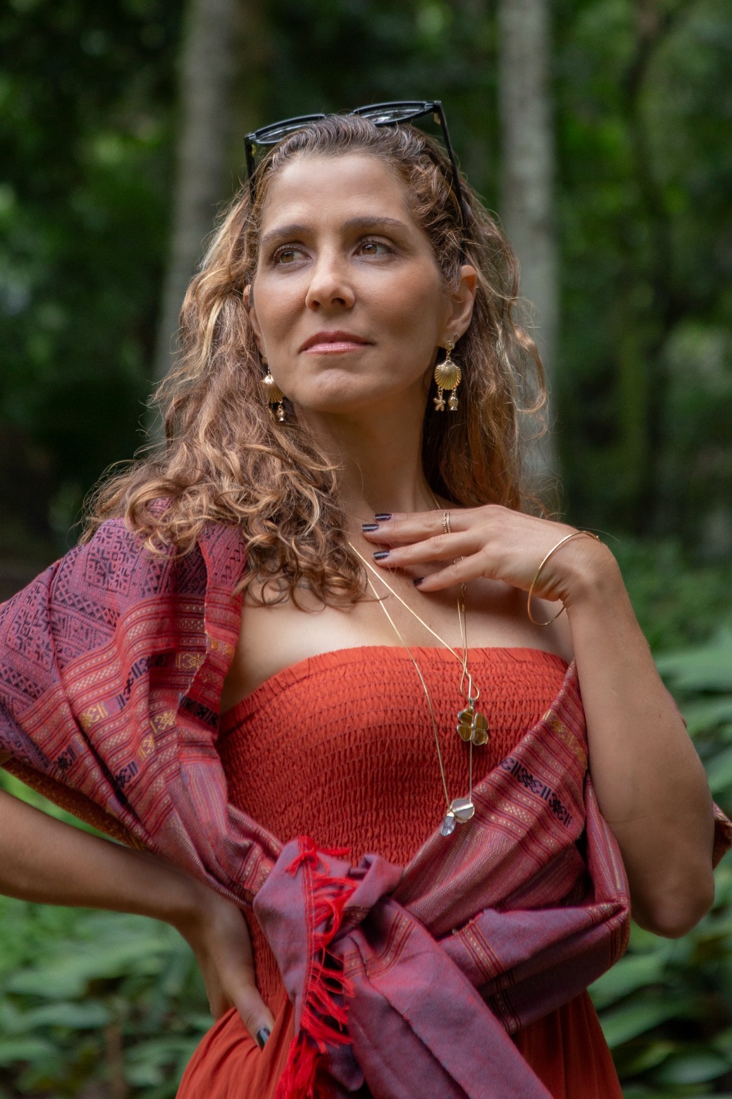 Ligia Kuntz Moura em meio à natureza