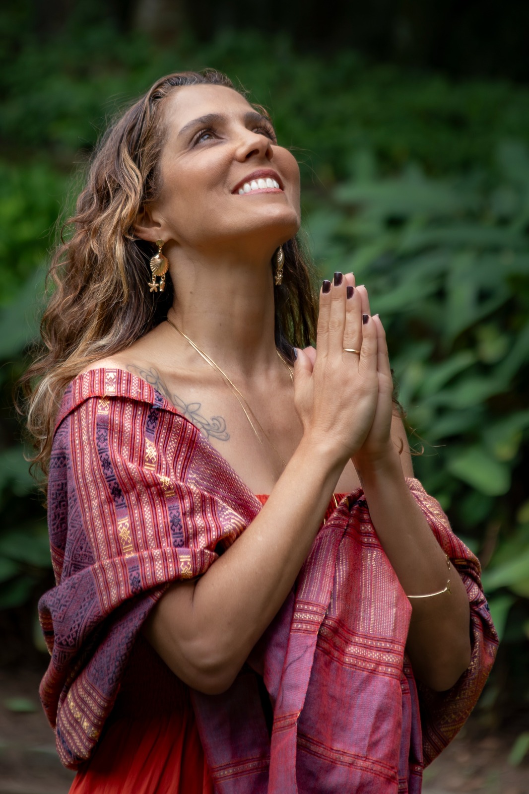 Ligia Kuntz Moura olhando para o céu em gratidão